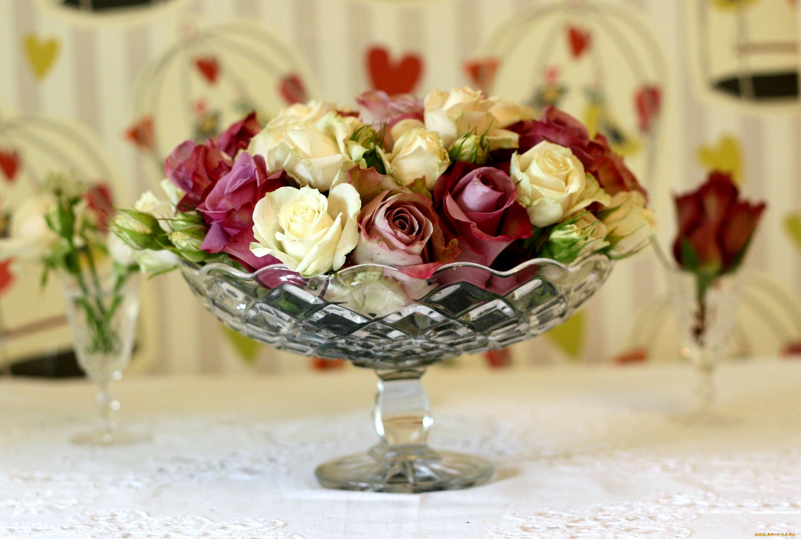Красивое сочетание роз в вазе